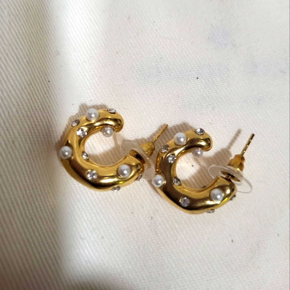 Gold and Pearl Stud Earrings NWOT